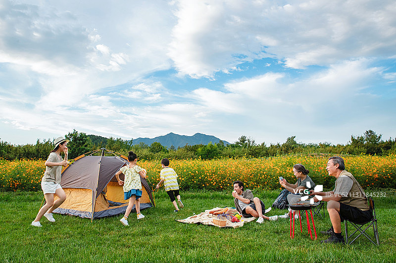 欢乐家庭在户外郊游图片素材