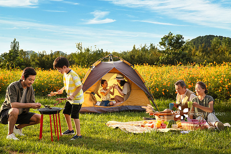 快乐的一家人在郊外野炊图片素材