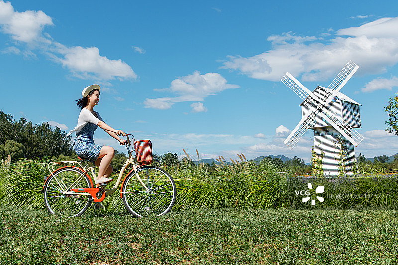骑自行车的青年女人图片素材
