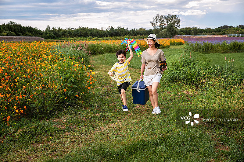 年轻妈妈带着孩子在户外玩耍图片素材