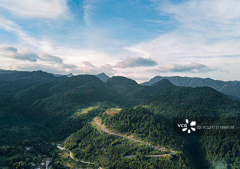 航拍绵延群山中的盘山公路图片素材