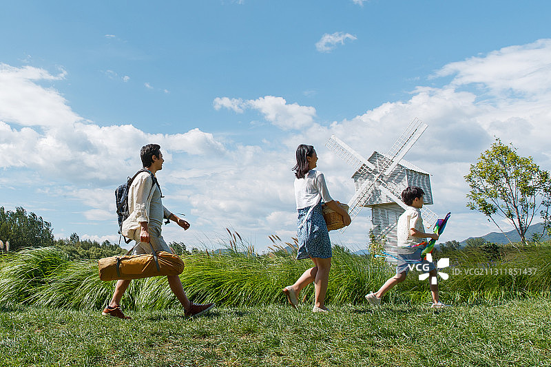 幸福家庭快乐郊游图片素材