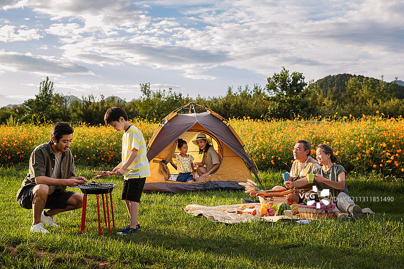 快乐的一家人在郊外野炊图片素材