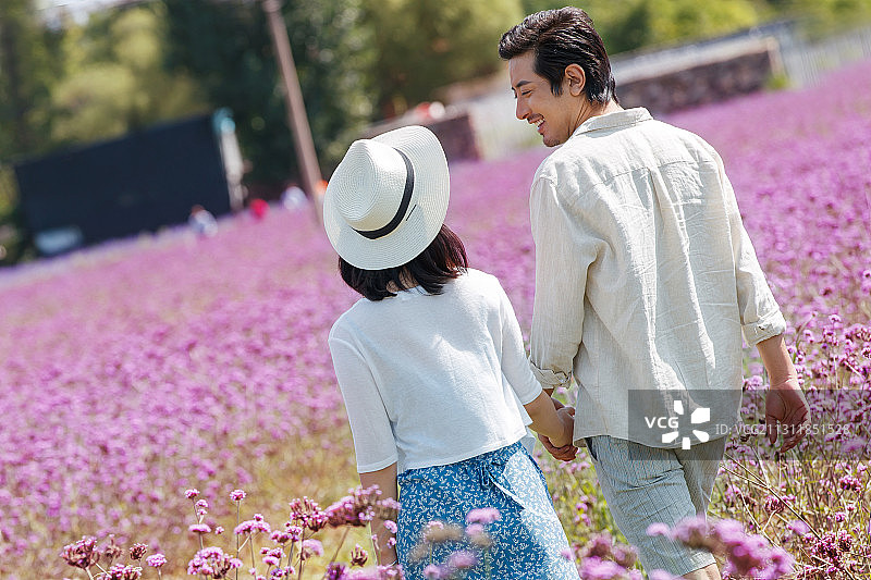 站在花海里的浪漫情侣图片素材