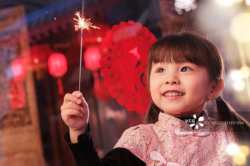 手拿烟花的可爱小女孩图片素材