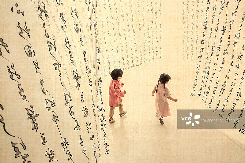 快乐男孩女孩奔跑玩耍的背影图片素材