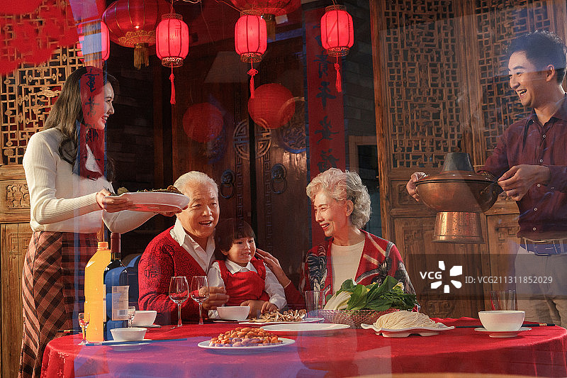 幸福东方家庭准备过年吃的团圆饭图片素材