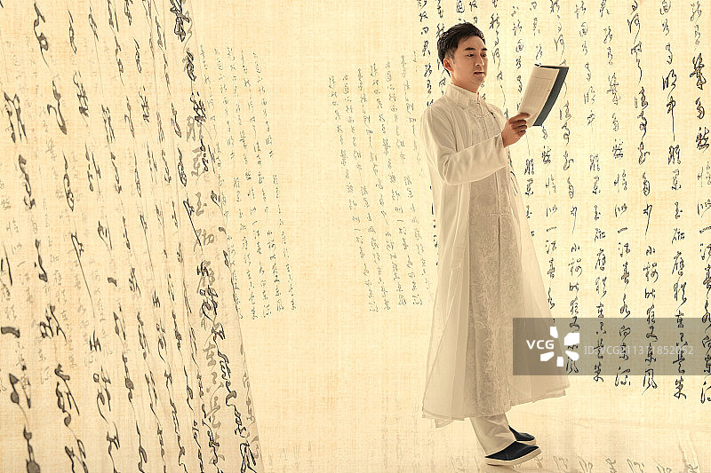 看书的复古青年男人图片素材