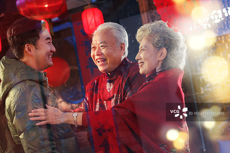 青年男人过年回家和父母团圆图片素材