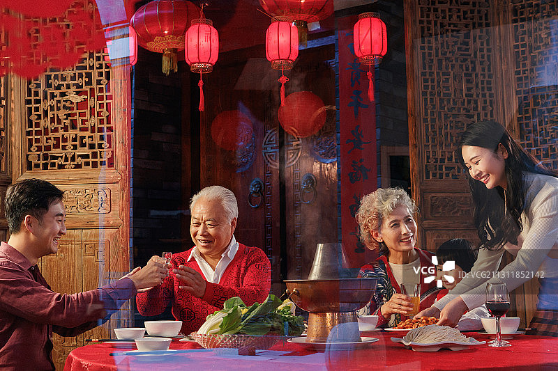 幸福东方家庭过年吃团圆饭图片素材