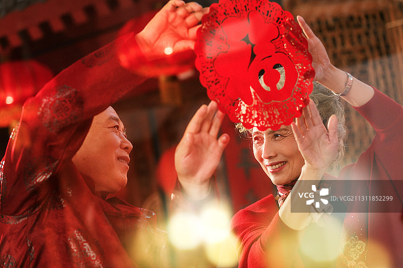 中国老年夫妇贴窗花图片素材