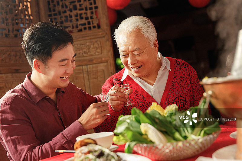 幸福父子吃年夜饭喝酒图片素材