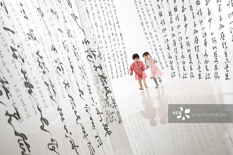 快乐的男孩女孩奔跑玩耍图片素材