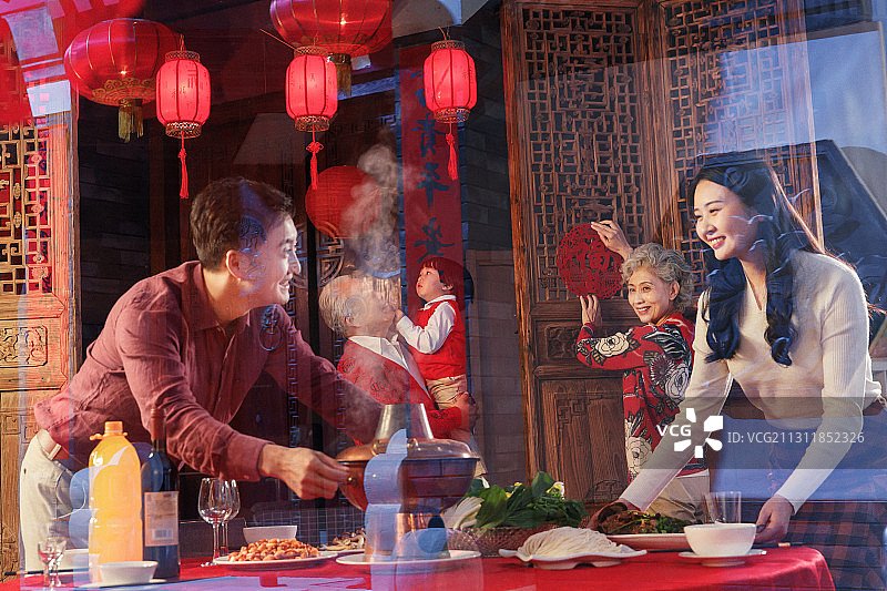 幸福的东方家庭准备过年吃团圆饭图片素材