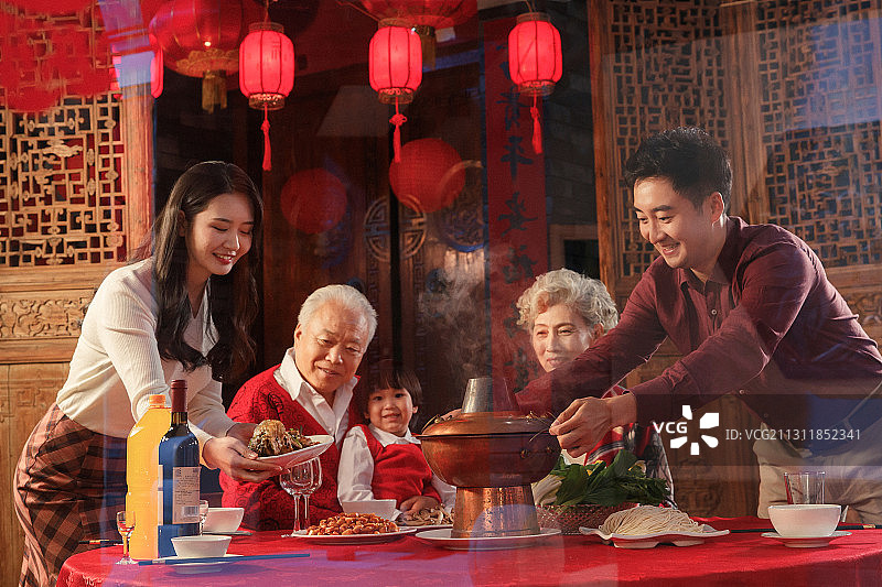 幸福的东方家庭准备过年吃团圆饭图片素材