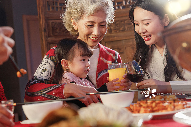 青年女人和女儿干杯庆祝图片素材