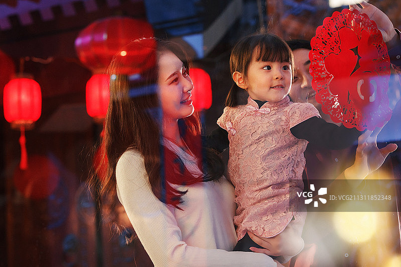 幸福的一家三口贴窗花图片素材