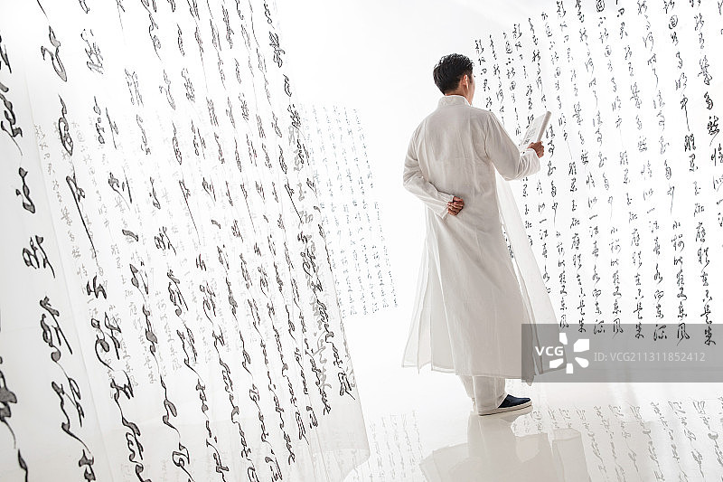 看书的复古青年男人图片素材