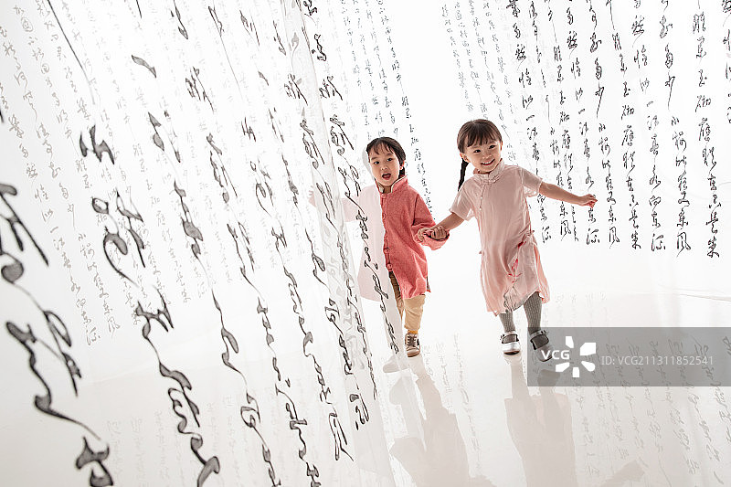 快乐的男孩女孩奔跑玩耍图片素材