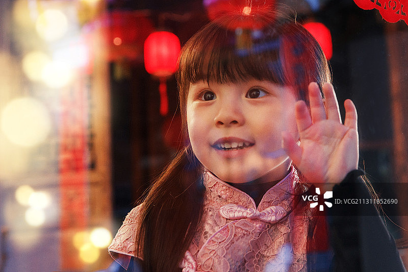 可爱的小女孩看向窗外图片素材