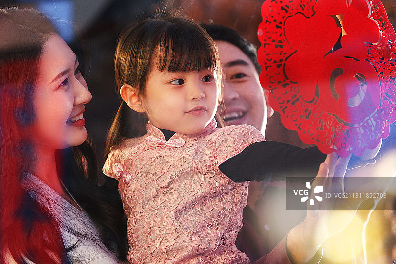 幸福的一家三口贴窗花图片素材