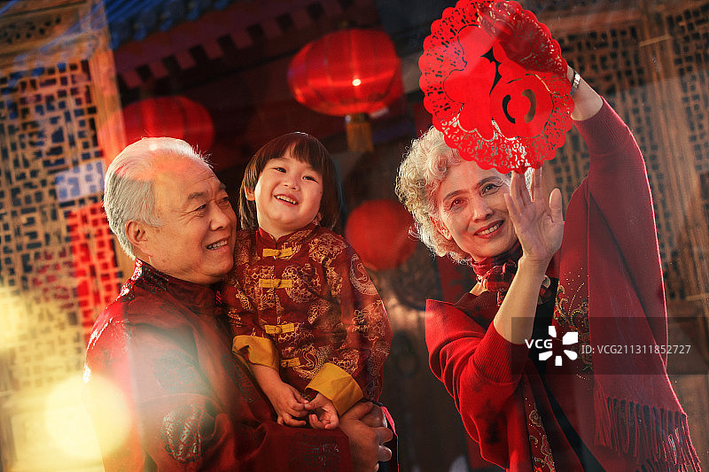 祖孙三人一起贴窗花图片素材