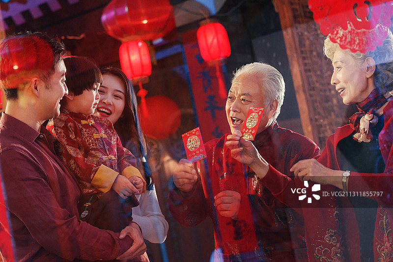 孙子收到爷爷奶奶送的新年红包图片素材