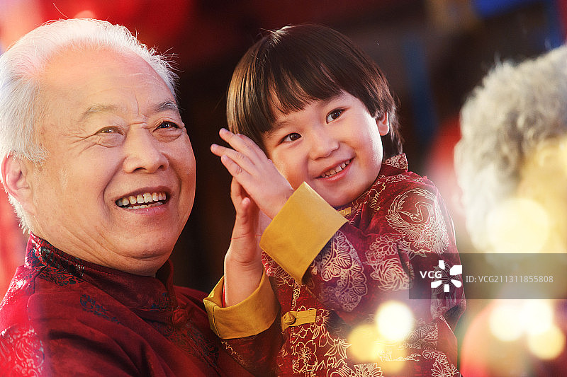 快乐的祖孙俩庆贺新年图片素材