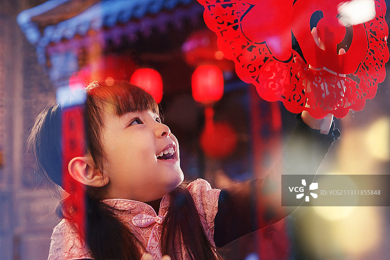 可爱的小女孩贴窗花图片素材