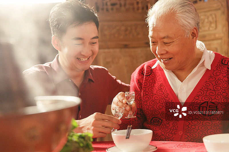 幸福父子吃年夜饭喝酒图片素材
