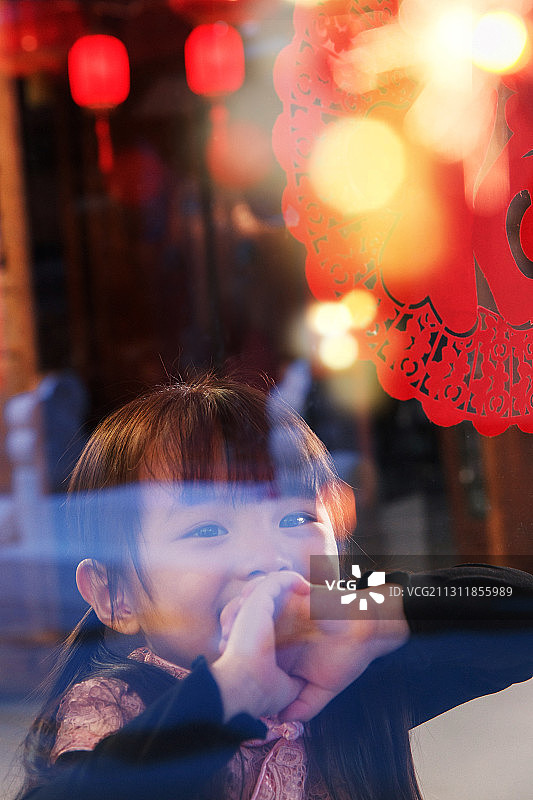 可爱的小女孩看向窗外图片素材