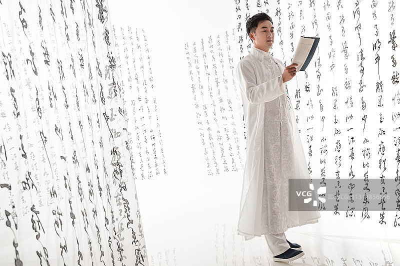 看书的复古青年男人图片素材