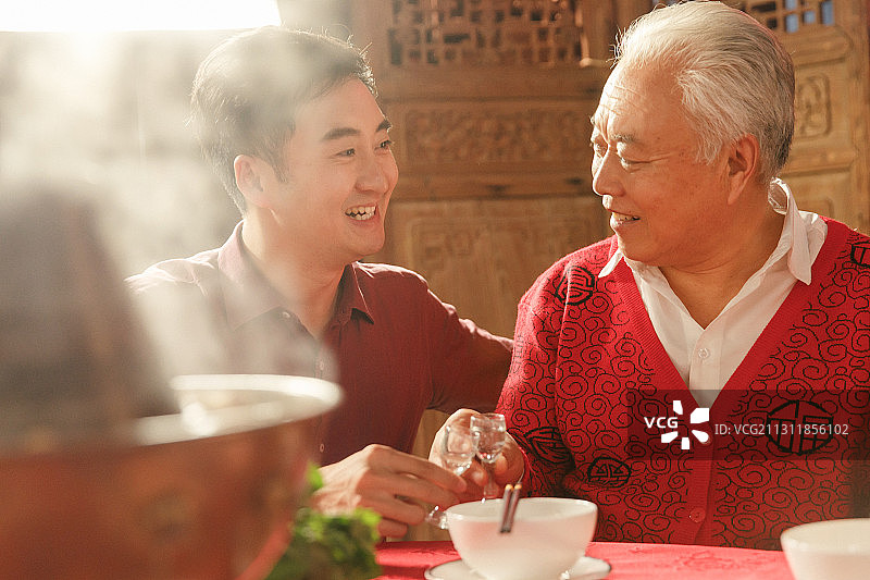 幸福父子吃年夜饭喝酒图片素材