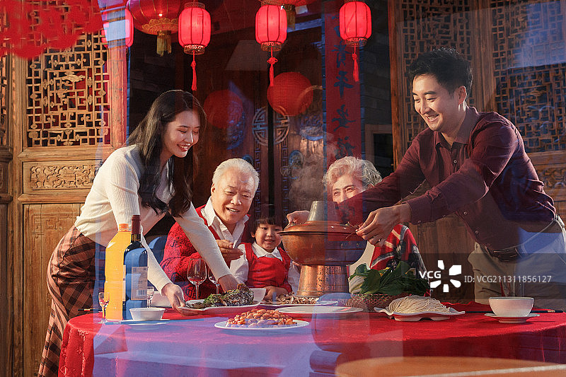 过年吃春节团圆饭家人团聚红色图图片素材