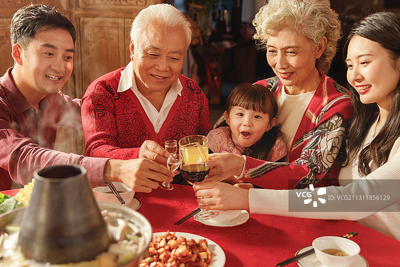 幸福的东方家庭过年举杯庆祝图片素材