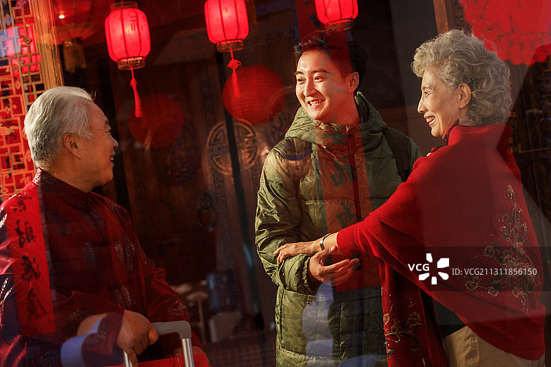 青年男人过年回家和父母团圆图片素材
