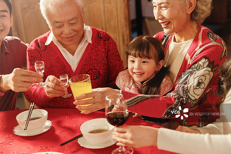 幸福的东方家庭过年举杯庆祝图片素材