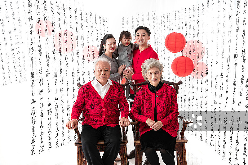 幸福的三代同堂庆贺新年图片素材