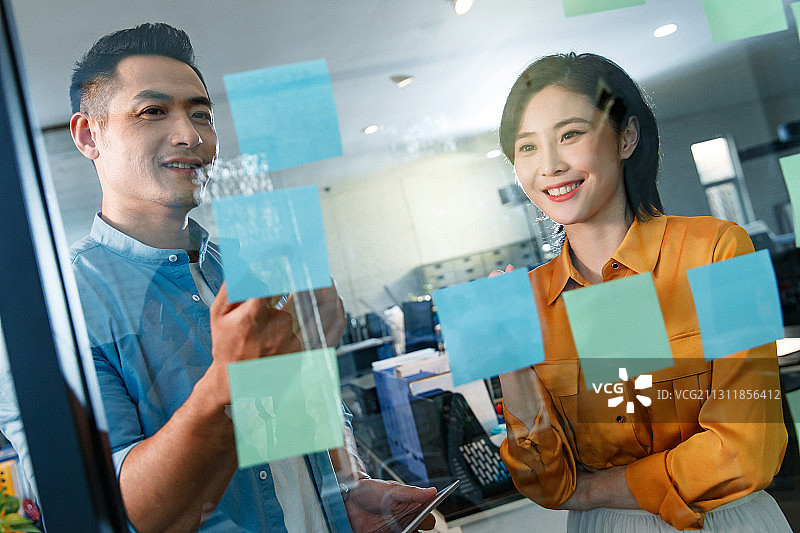 商务男女在办公室讨论工作图片素材