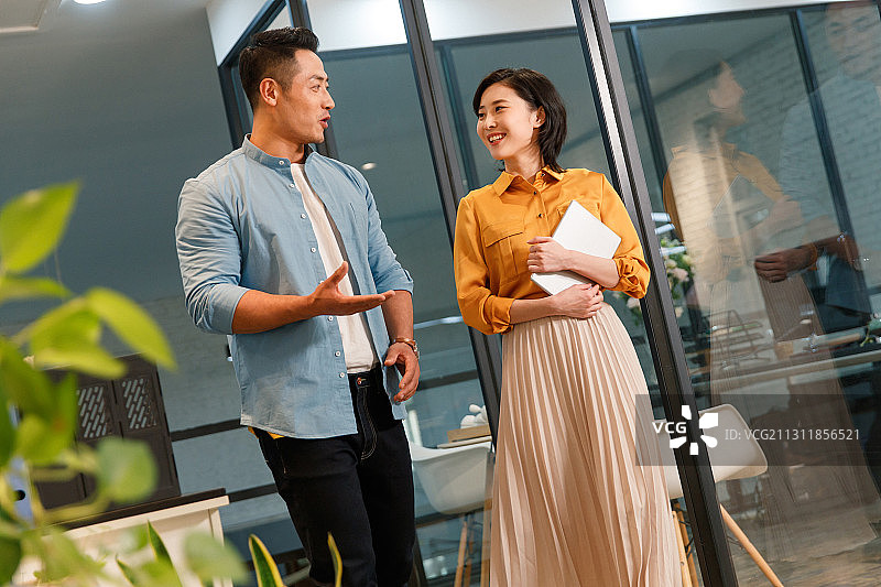 商务男女在办公室讨论工作图片素材