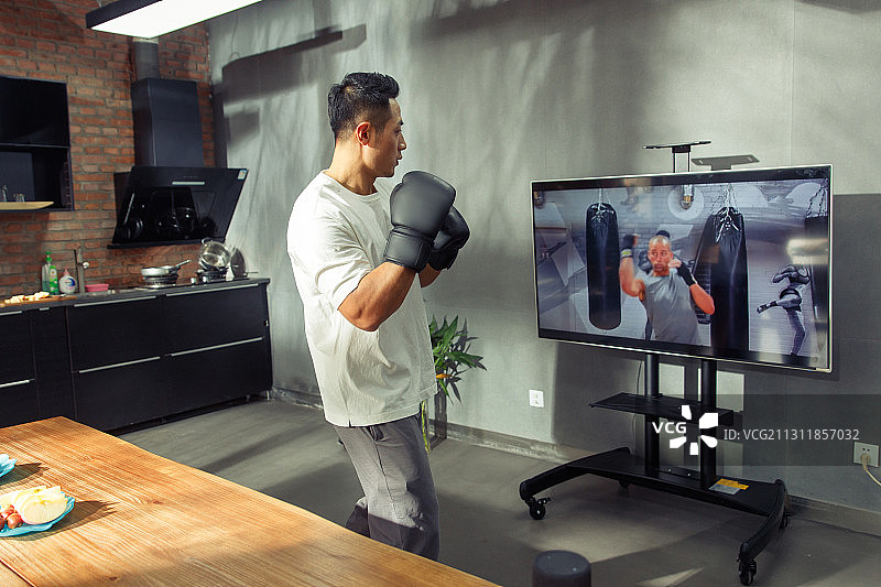 青年男人在家运动锻炼图片素材