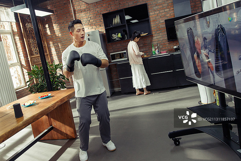 青年夫妇居家生活图片素材