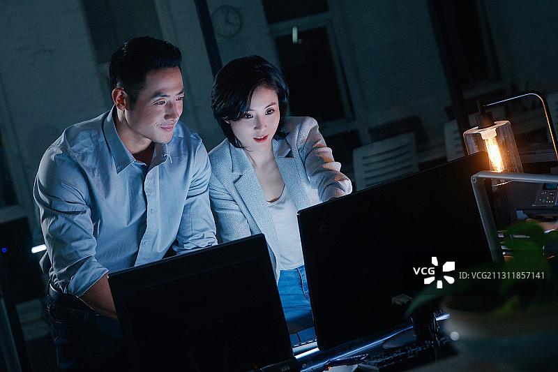 商务人士在办公室加班图片素材