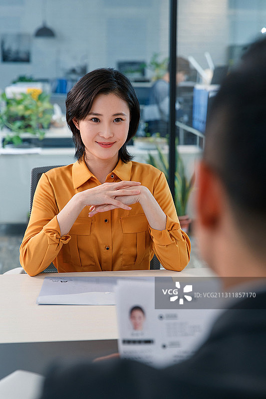 青年女人参加工作面试图片素材