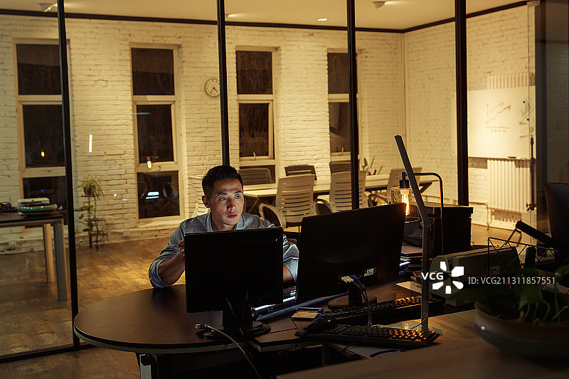 商务男士在办公室加班图片素材