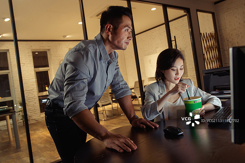 商务人士在办公室加班图片素材