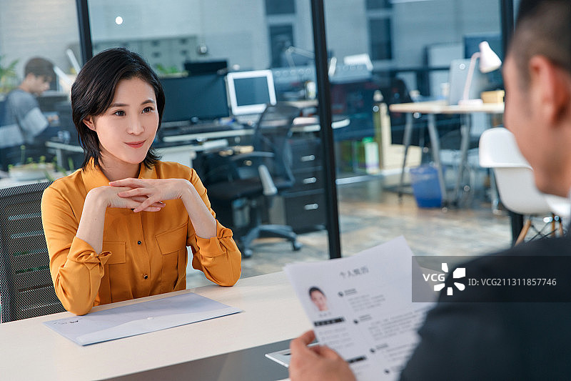 青年女人参加工作面试图片素材