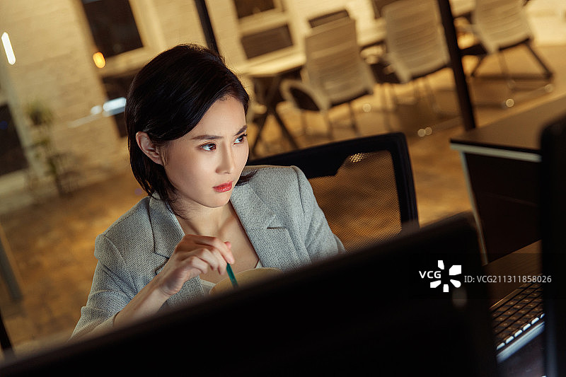 在办公室加班吃方便面的青年女人图片素材