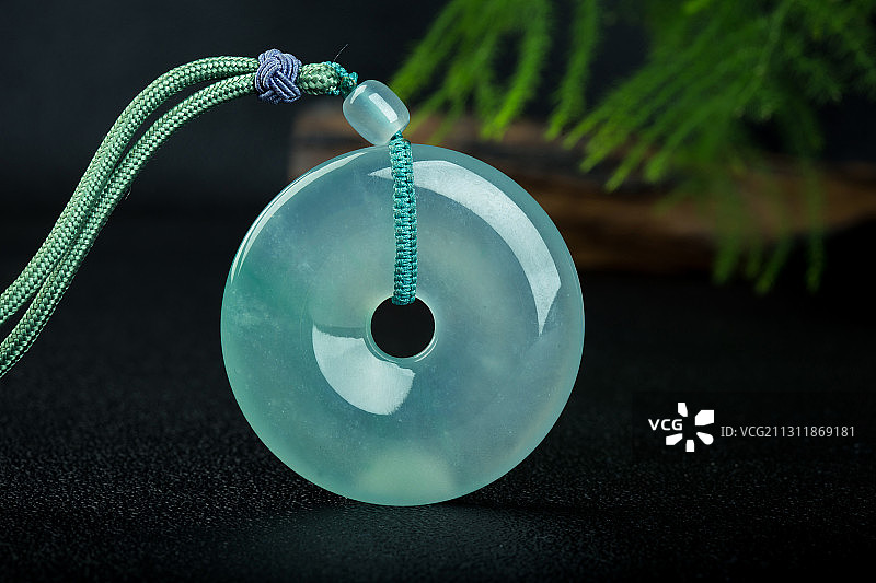 一个玉坠特写图片素材