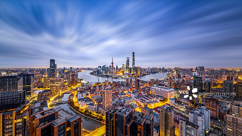 中国上海苏河湾中心俯瞰浦东陆家嘴外滩黄浦江建筑天际线全景图图片素材